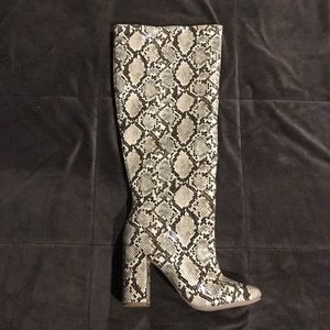 New w/o box Ari Block Heel Snakeskin